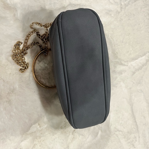 Blue shell shape leather bag with metal chain - Picture 3 of 6